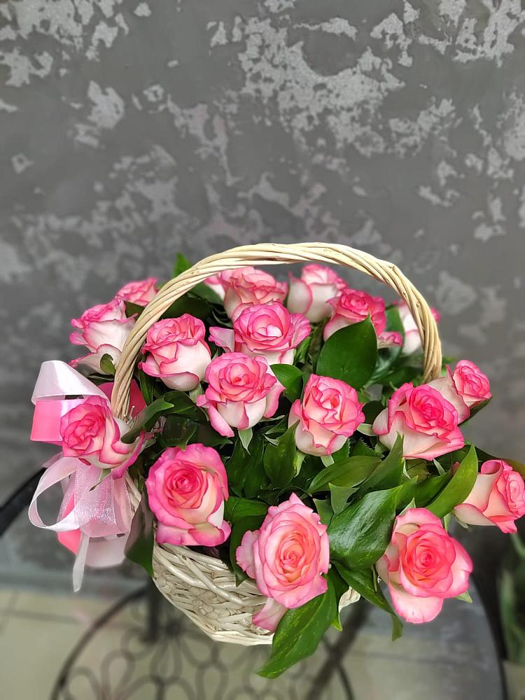 Цветочная композиция из Розы в корзине в Брюховецкой