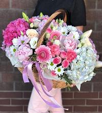 Цветочная композиция из Розы, Хризантемы, Пионы и Лизиантусы в корзине в Брюховецкой