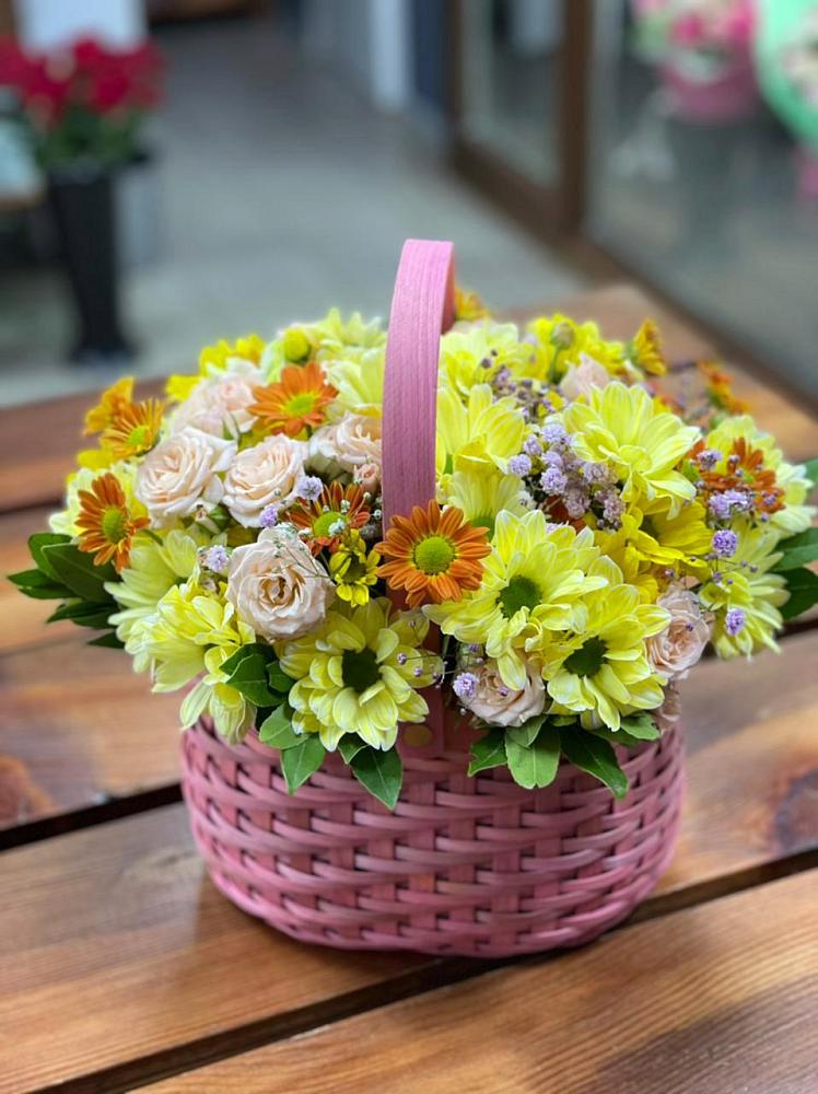 Цветочная композиция из Хризантемы и Розы в корзине в Брюховецкой