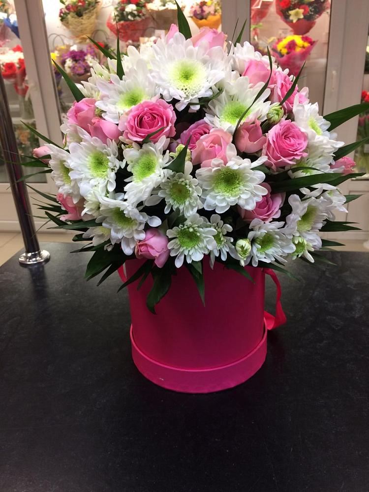 Цветочная композиция из Розы и Хризантемы в шляпной коробке в Брюховецкой