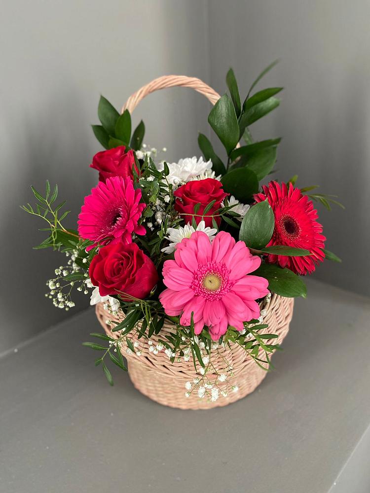 Цветочная композиция из Розы, Хризантемы и Герберы в корзине в Брюховецкой