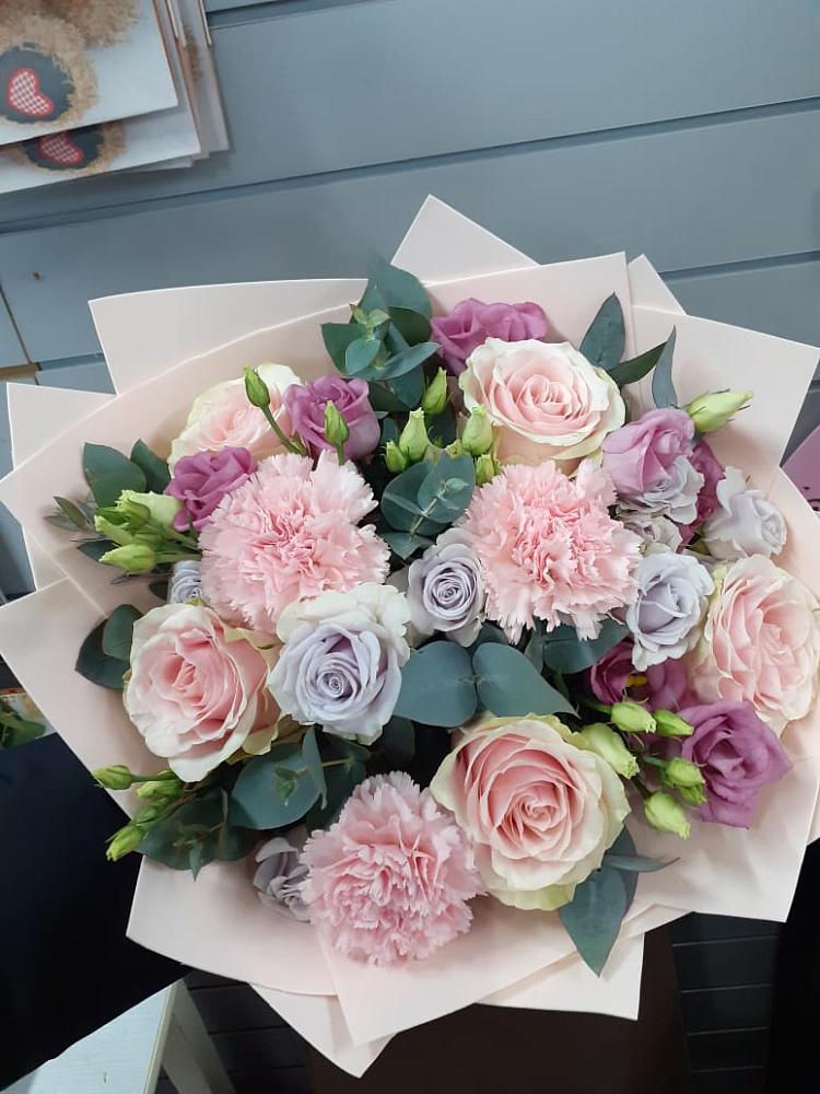 Букет цветов из: Розы, Гвоздики и Лизиантусы в Брюховецкой